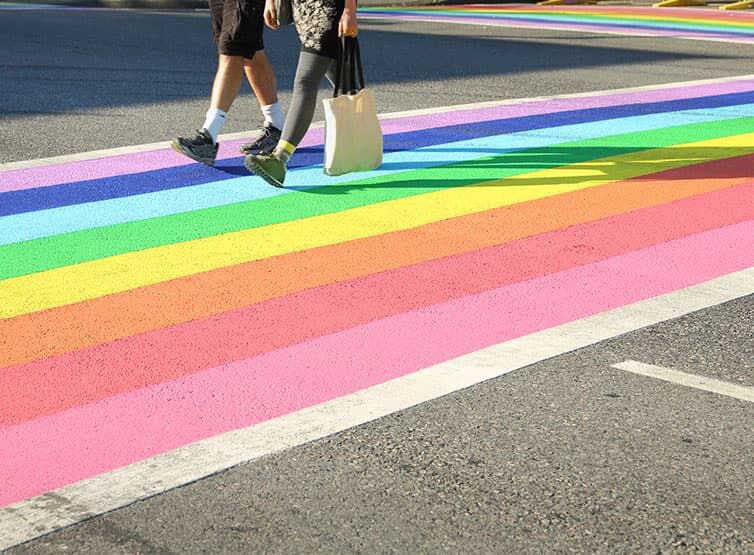 Ein Closeup eines Zebrastreifens in Regenbogenfarben zu Ehren der LGBTQI+-Gemeinde in Vancouver