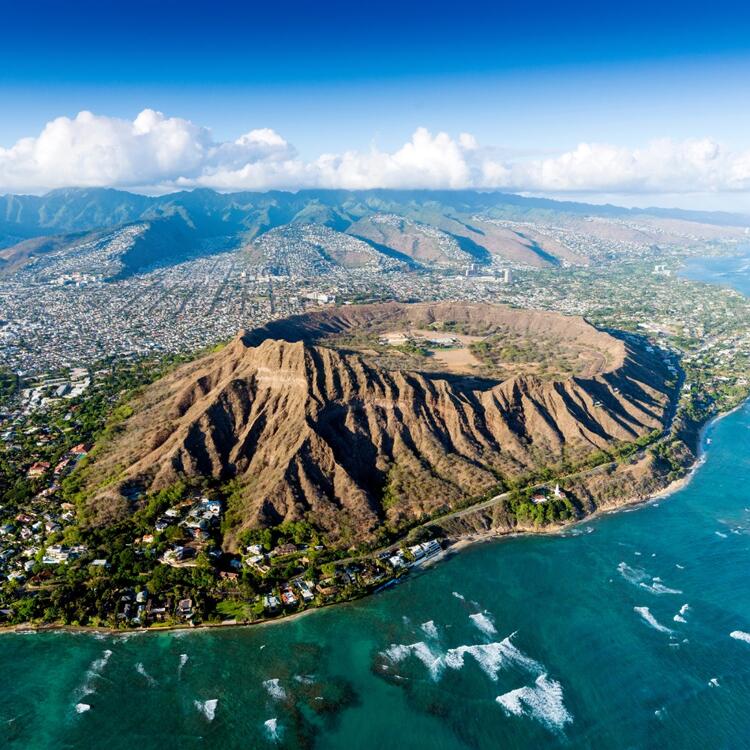 Luftaufnahme des Diamond Head Kraters in Honolulu, Hawaii, mit Blick auf die umgebende Stadt und den klaren blauen Ozean