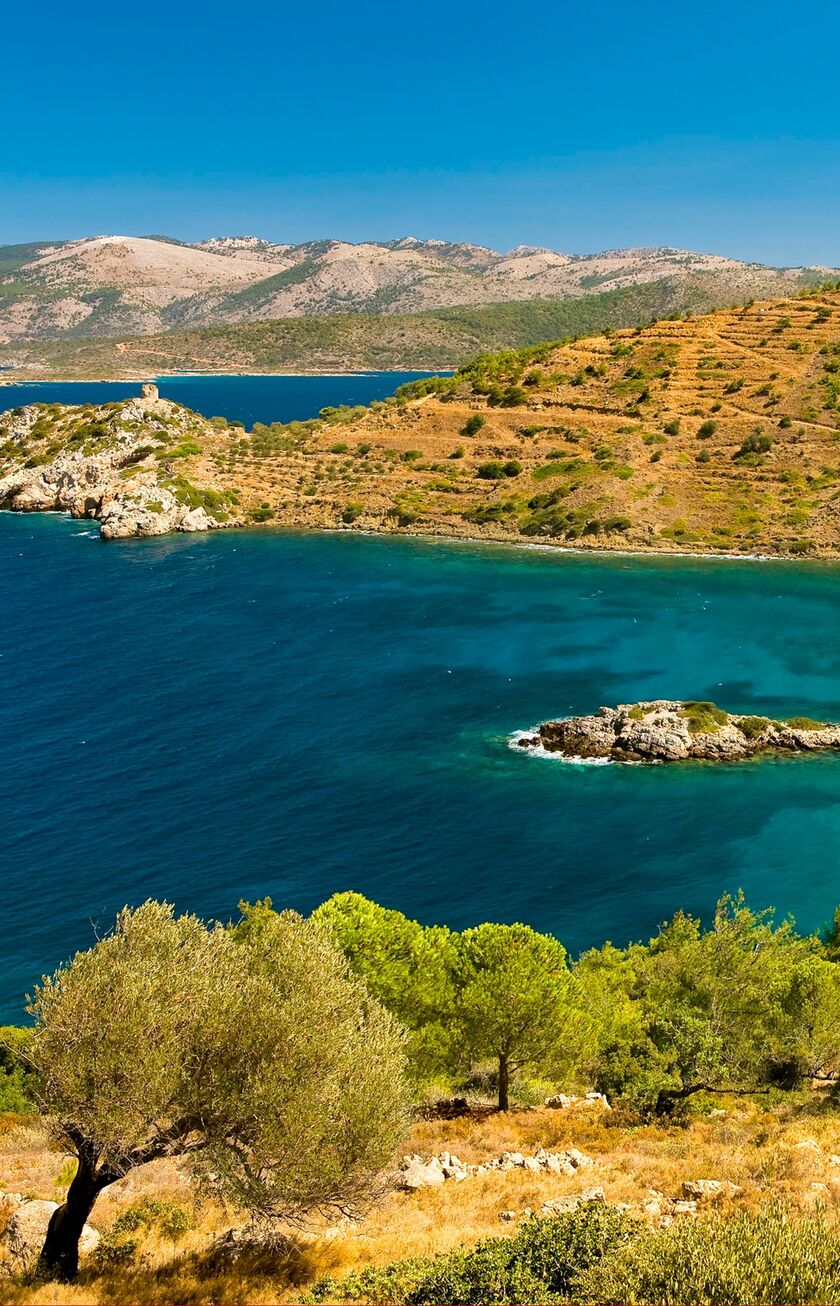 Eine Bucht mit türkisblauem Wasser.