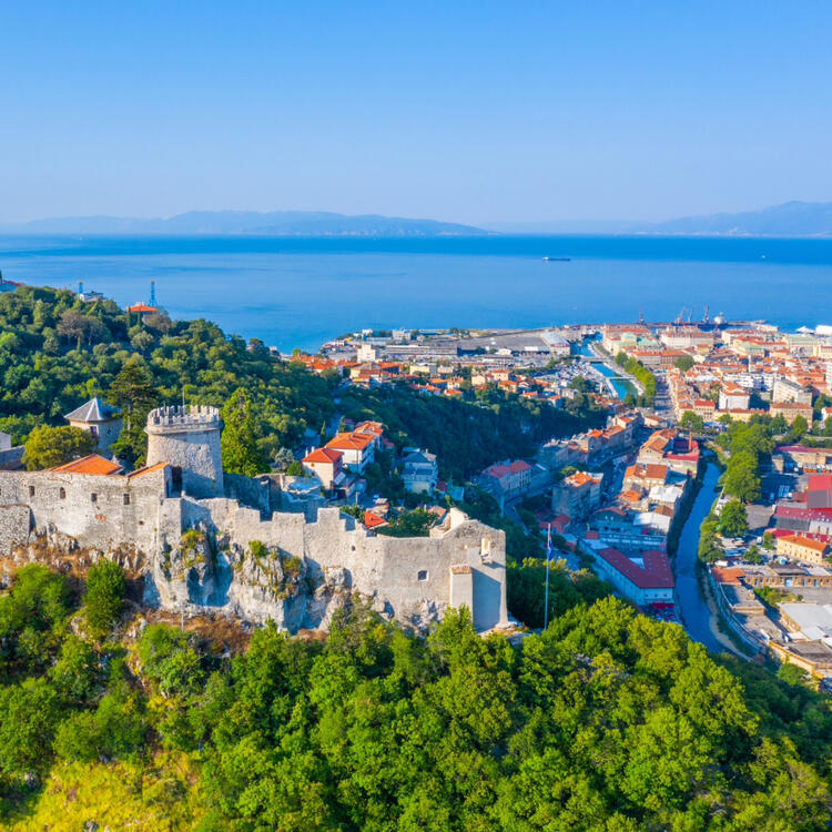Schloss Trsat in Rijeka mit einer Aussicht auf die Stadt und das Meer