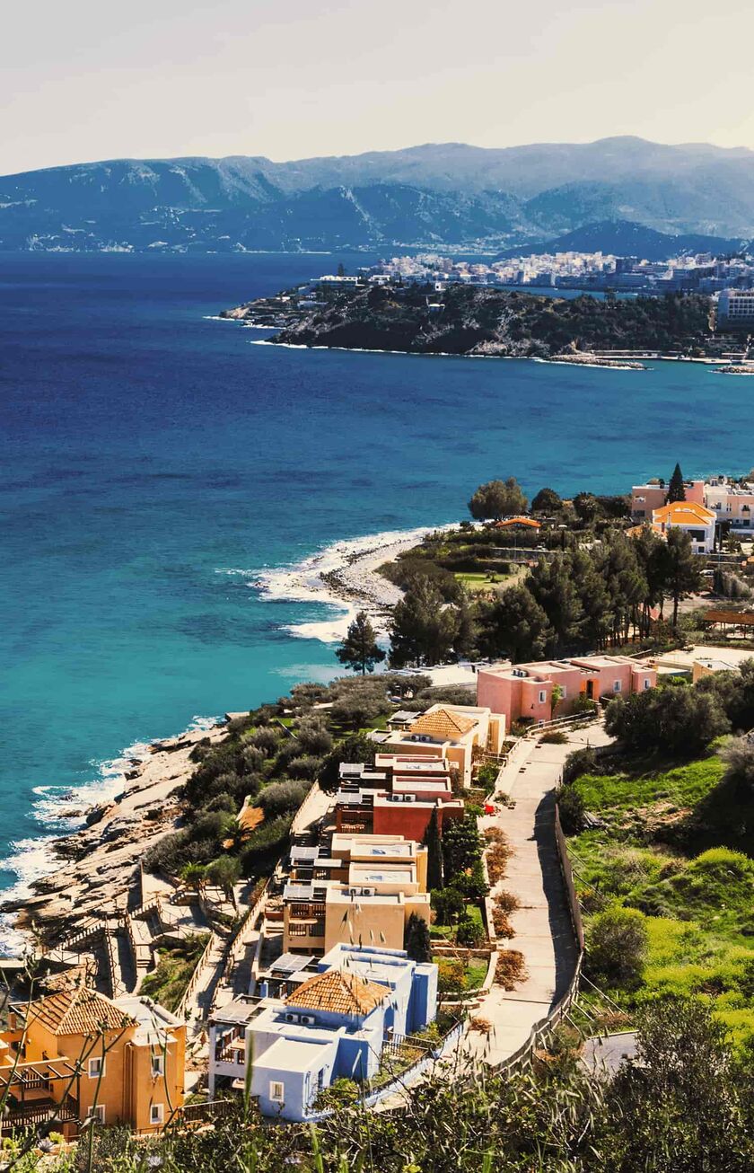 Ein Ort und eine türkisblaue Bucht auf Heraklion