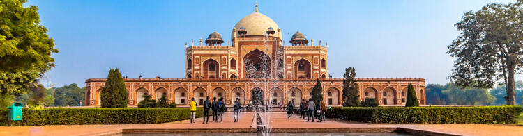 Humayun-Mausoleum in Delhi, Indien, bei sonnigem Wetter, mit Springbrunnen und Besuchern im Vordergrund.