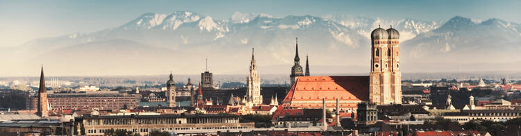 Panoramaansicht München mit Frauenkirche und Alpen