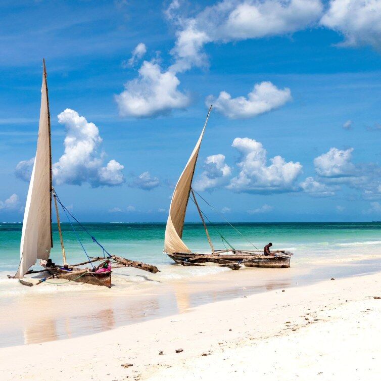 Strand mit Boot in Sansibar