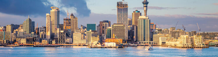 Skyline von Auckland mit Hochhäusern und Wasser
