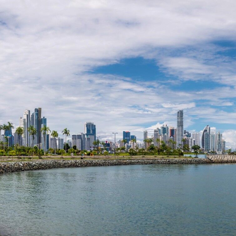 Aussicht auf die Skyline und Promenade in Panama City