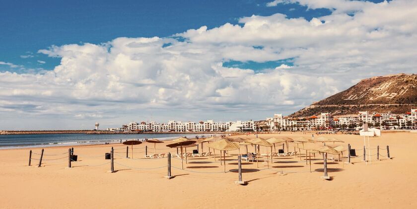 Agadir Strand mit Sonnenschirmen