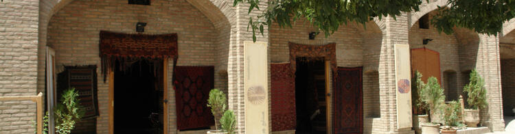 Mit Condor nach Kabul fliegen Häuser mit Rundbogen in Kabul