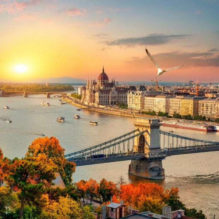 Flüge nach Budapest Budapest Donau bei Sonnenuntergang
