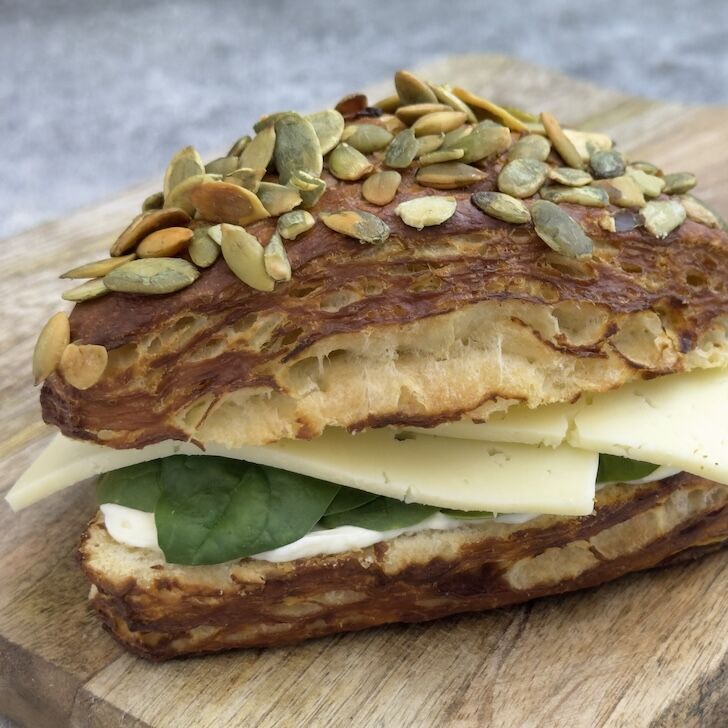 Condor Snacks an Bord Laugenecke mit Käse