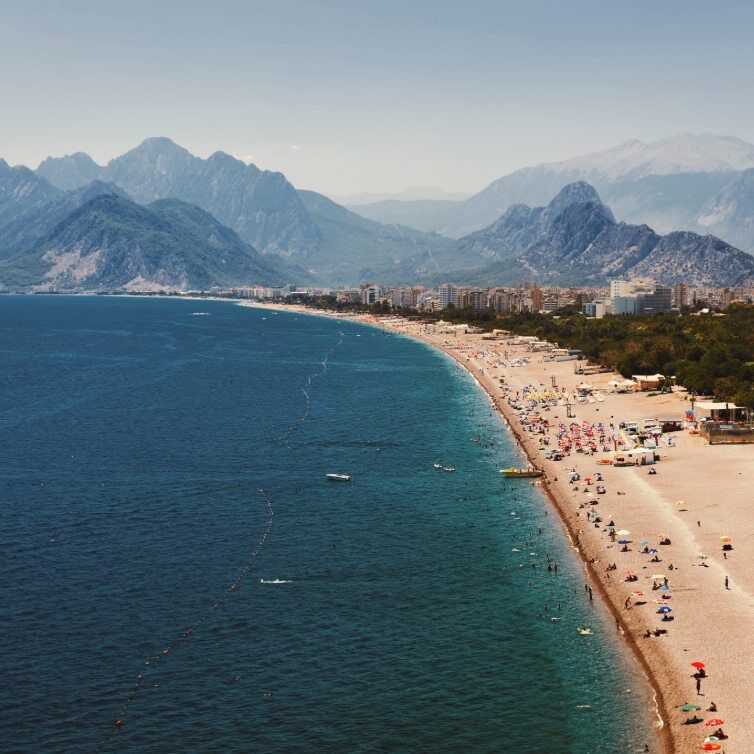 Antalya Strand Panorama mit Bergen