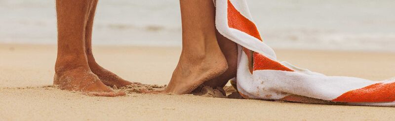 Ein gestreiftes Handtuch am Strand