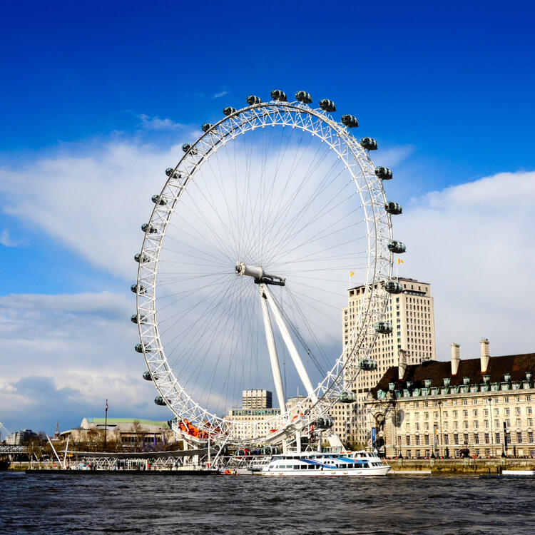 London Eye mit Skyline in London Blick auf das London Eye in London mit der Themse und Gebäuden im Hintergrund.