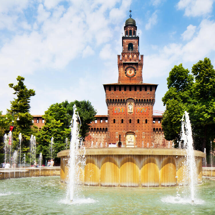Castello Sforzesco, Mailand, Italien Frontansicht der Burg mit einem prunkvollen Brunnen an einem sonnigen Tag