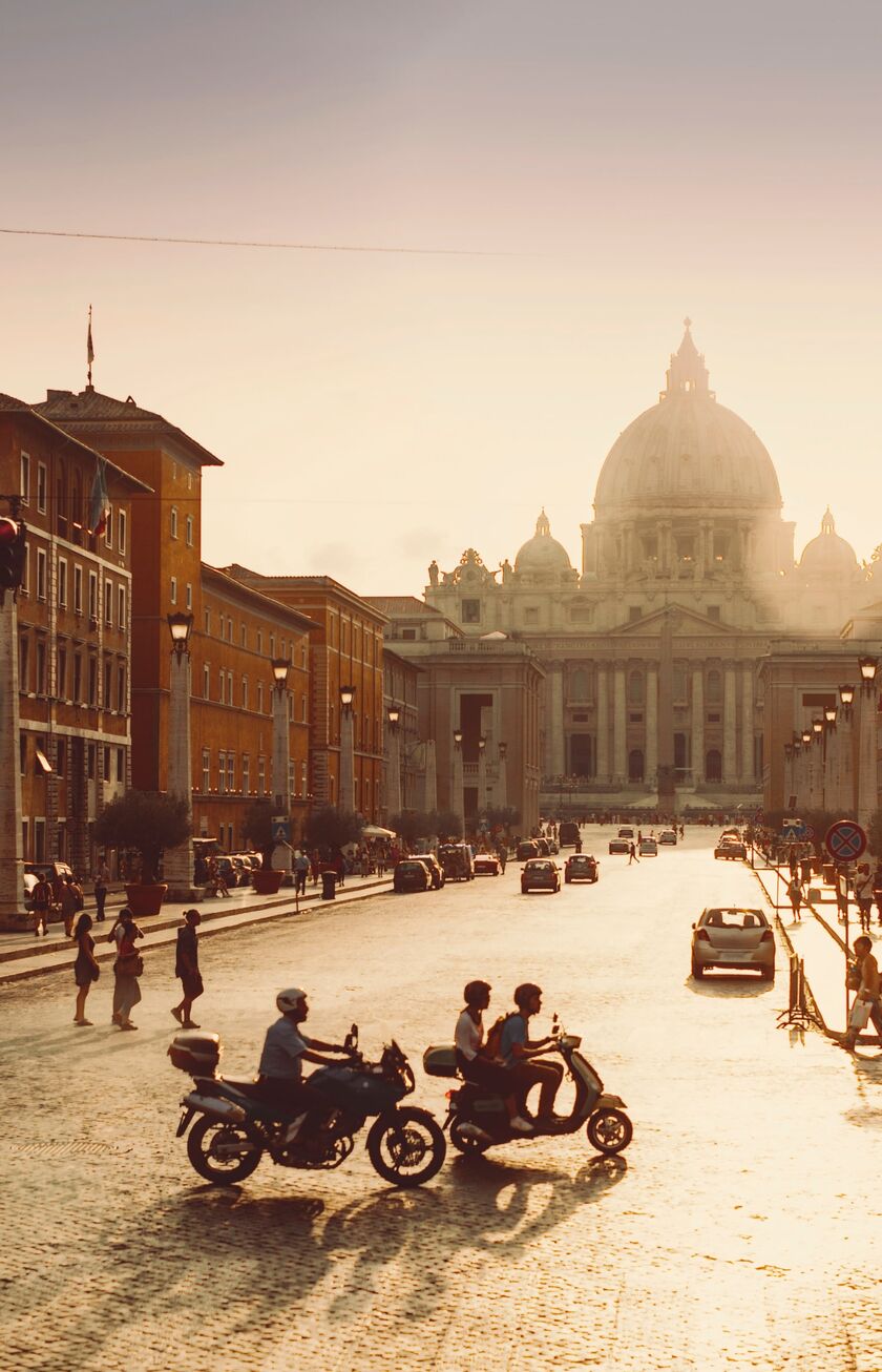 Sicht auf die Straßen Roms mit Blick auf den Petersdom während dem Sonnenuntergang