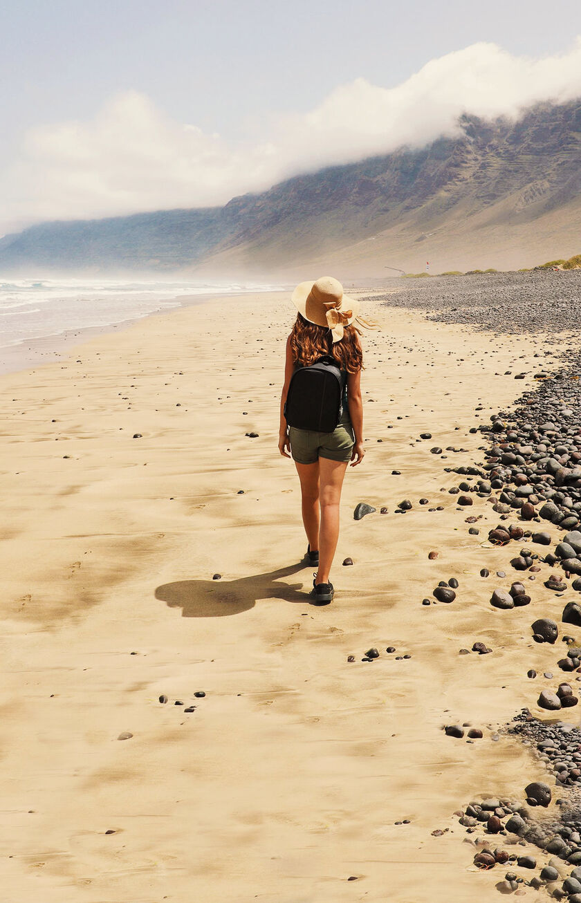 Frau am Strand auf Lanzarote, Condor Ziel