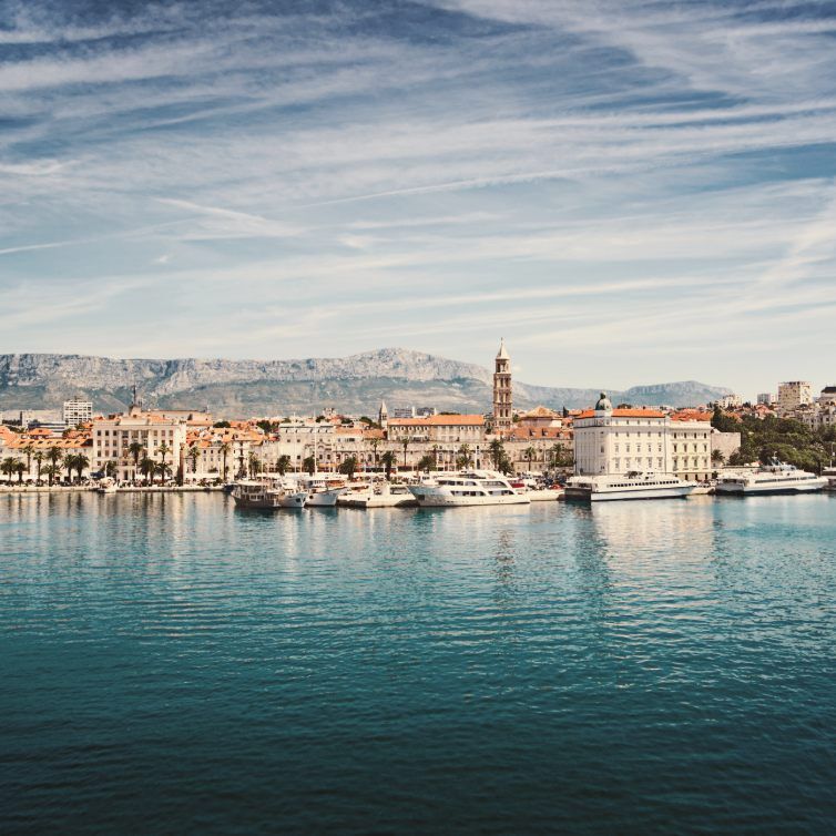 Split, Kroatien - Blick auf die Stadt vom Meer