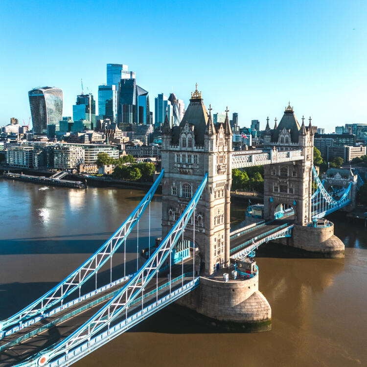 Tower Bridge in London Luftaufnahme der Tower Bridge in London über der Themse mit der modernen Skyline im Hintergrund.
