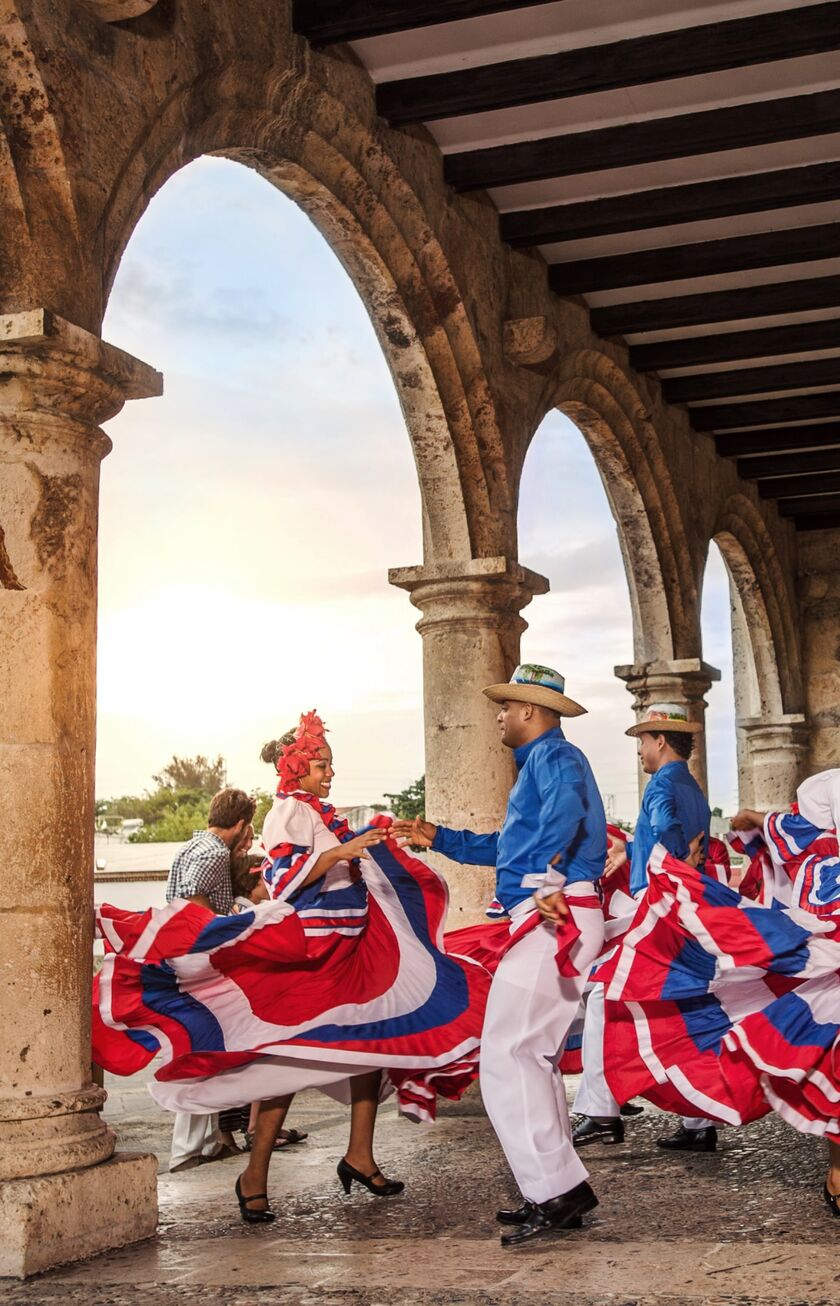 mehrere tanzende Paare in traditionellen Kostümen