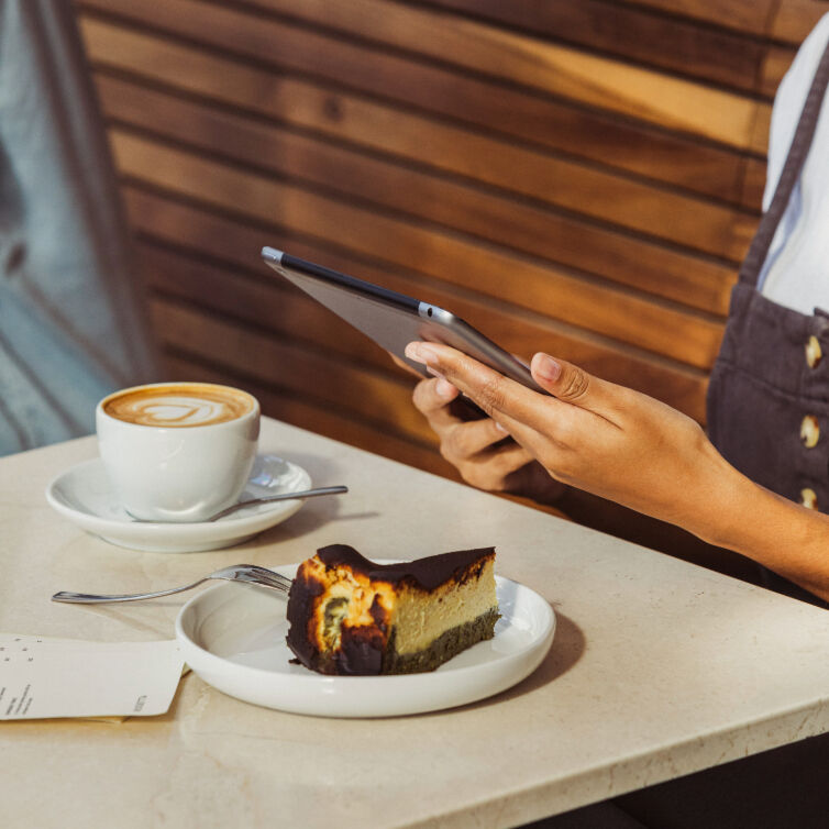 Kaffee und Kuchen am Tisch