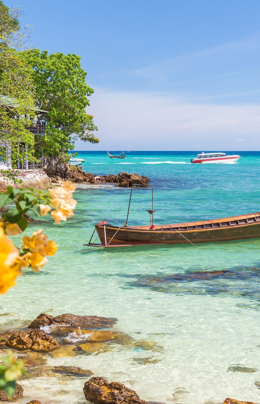 Traditionelles Boot am türkisfarbenen Wasser von Ko Phi Phi, Thailand