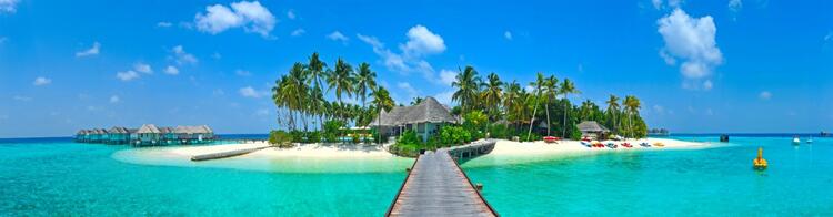 Malediven Flug Malediven Insel mit Strand und Steg