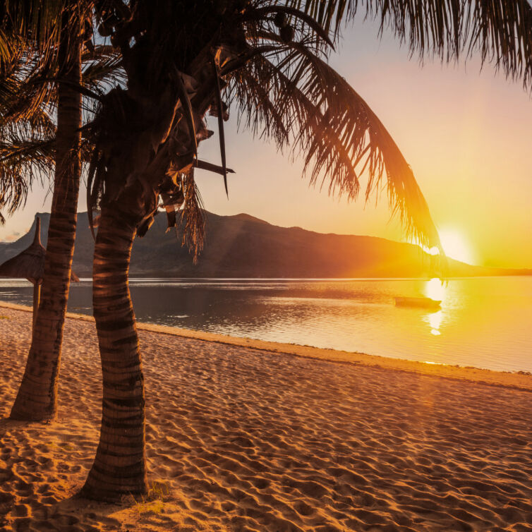 Strand mit Sonnenuntergang in Mauritius