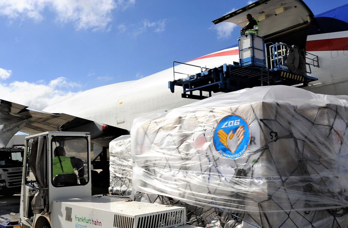 Fracht von Luftfahrt ohne Grenzen kommt am Zielort an.