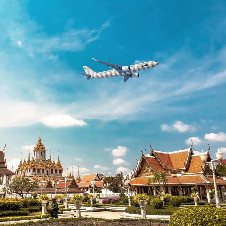 Bangkok Thailand mit gestreiftem Condor Flugzeug