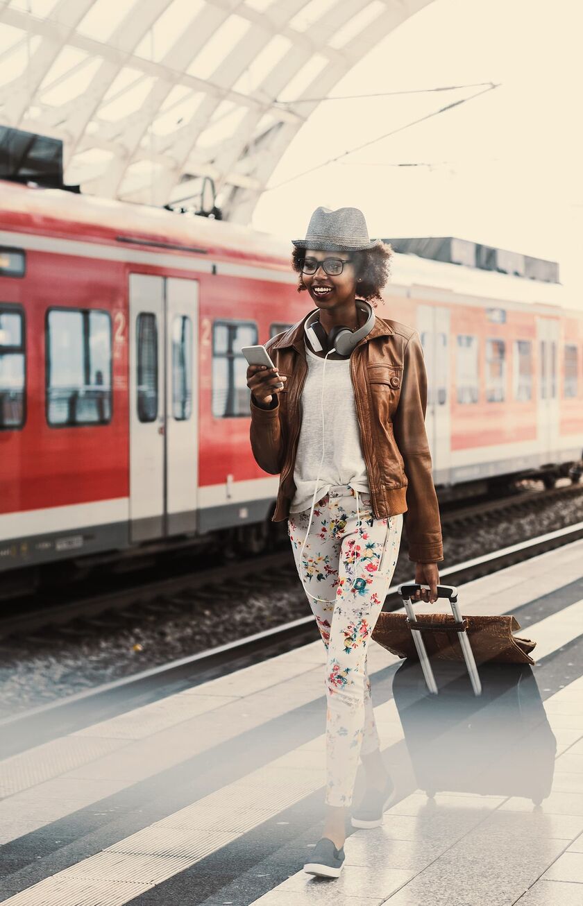 Frau vor DB Zug am Bahnsteig