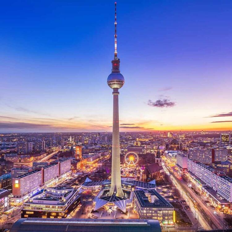 Berlin Alex Fernsehturm im Abendlicht