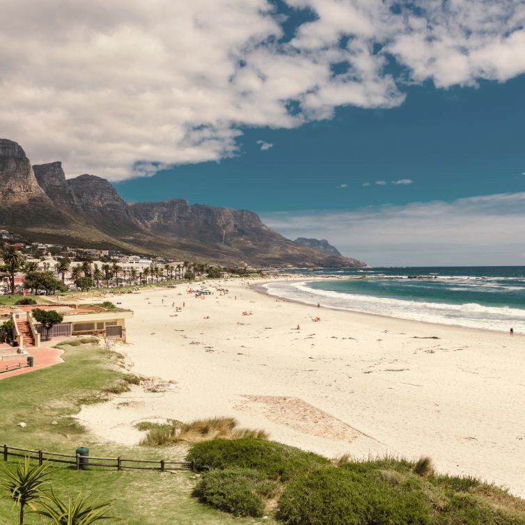 Südafrika Kapstadt Camps Bay 12 Apostel mit Strand