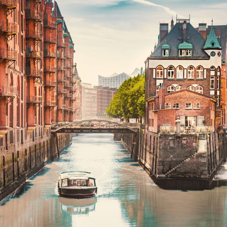 Hamburg Speicherstadt mit Fluss und Boot