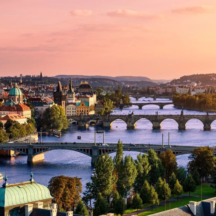 Prag Panorama mit Fluss und Brücken