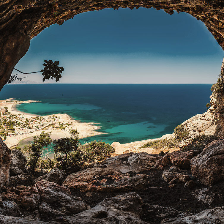 Blick aus Höhle aufs Meer in Heraklion