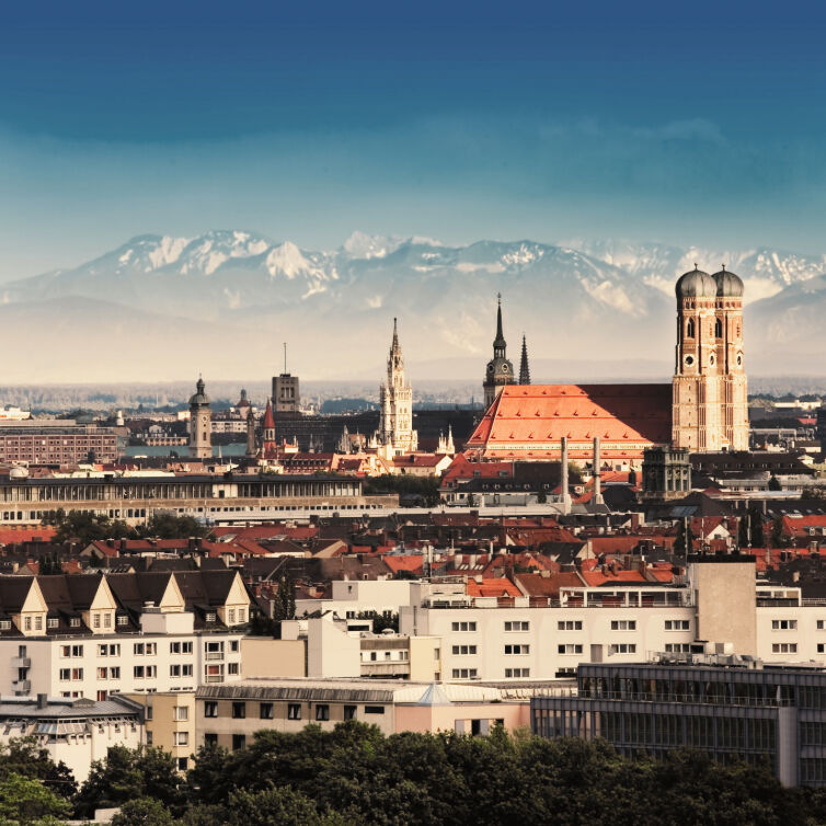 München Panorama mit Alpen im Hintergrund