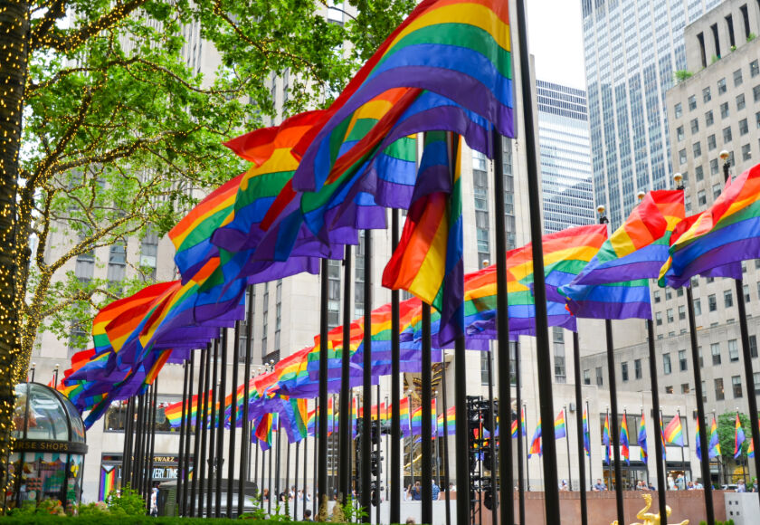 Aufreihung von Regenbogenflaggen in New York