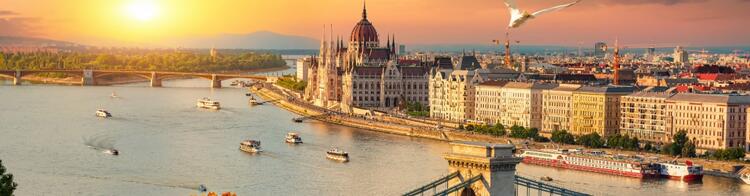 Nach Budapest fliegen Budapest Donau mit Parlament bei Sonnenuntergang