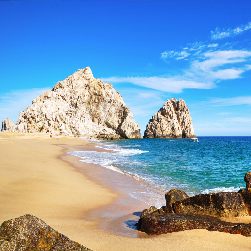 Bucht von Los Cabos mit blauem Meer im Hintergrund.