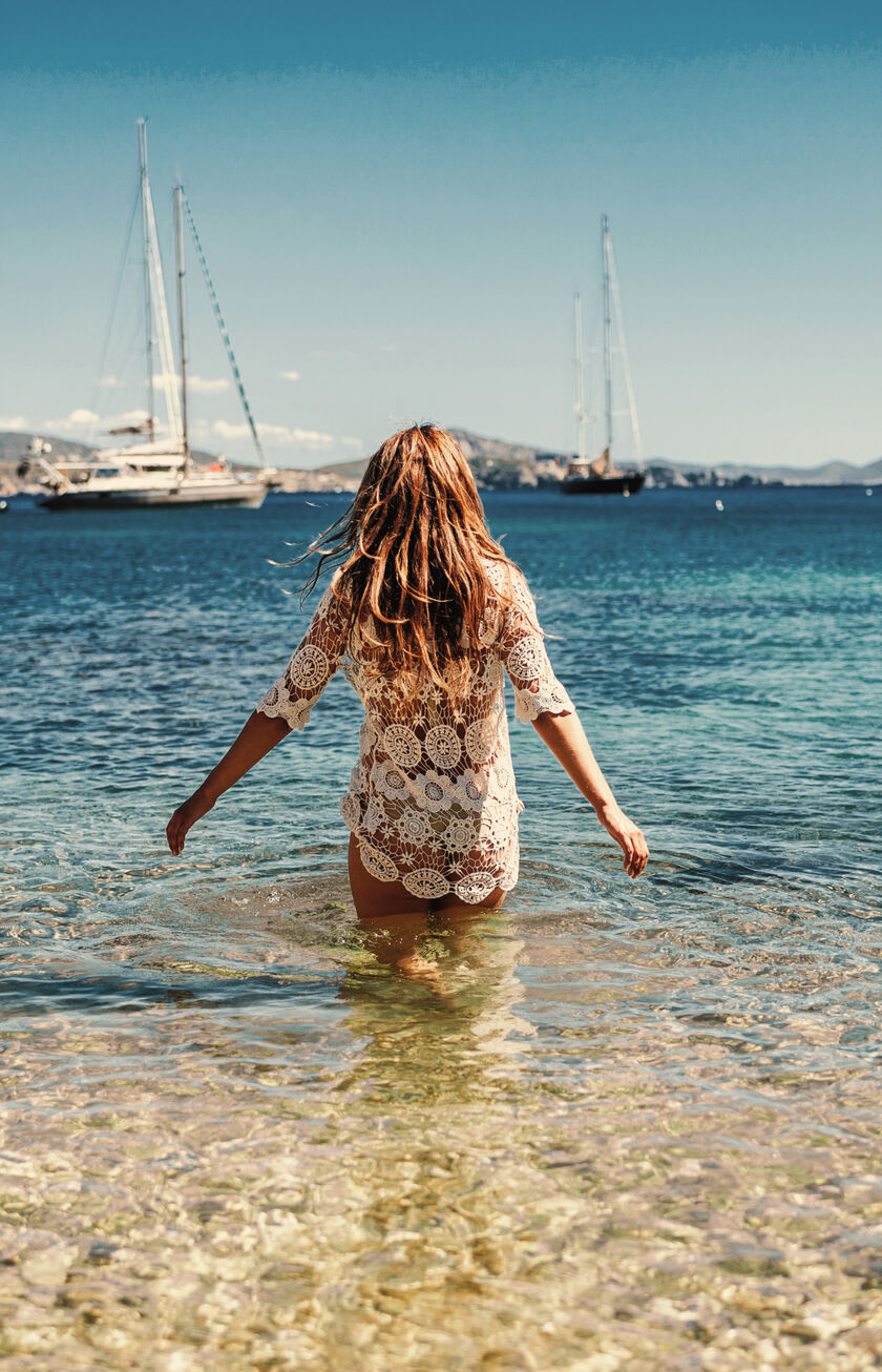 Condor Holidays auf Mallorca Eine Frau steht im Meer