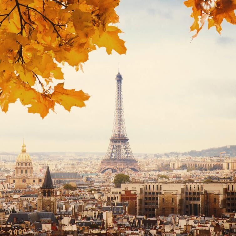 Paris mit Eiffelturm im Herbst