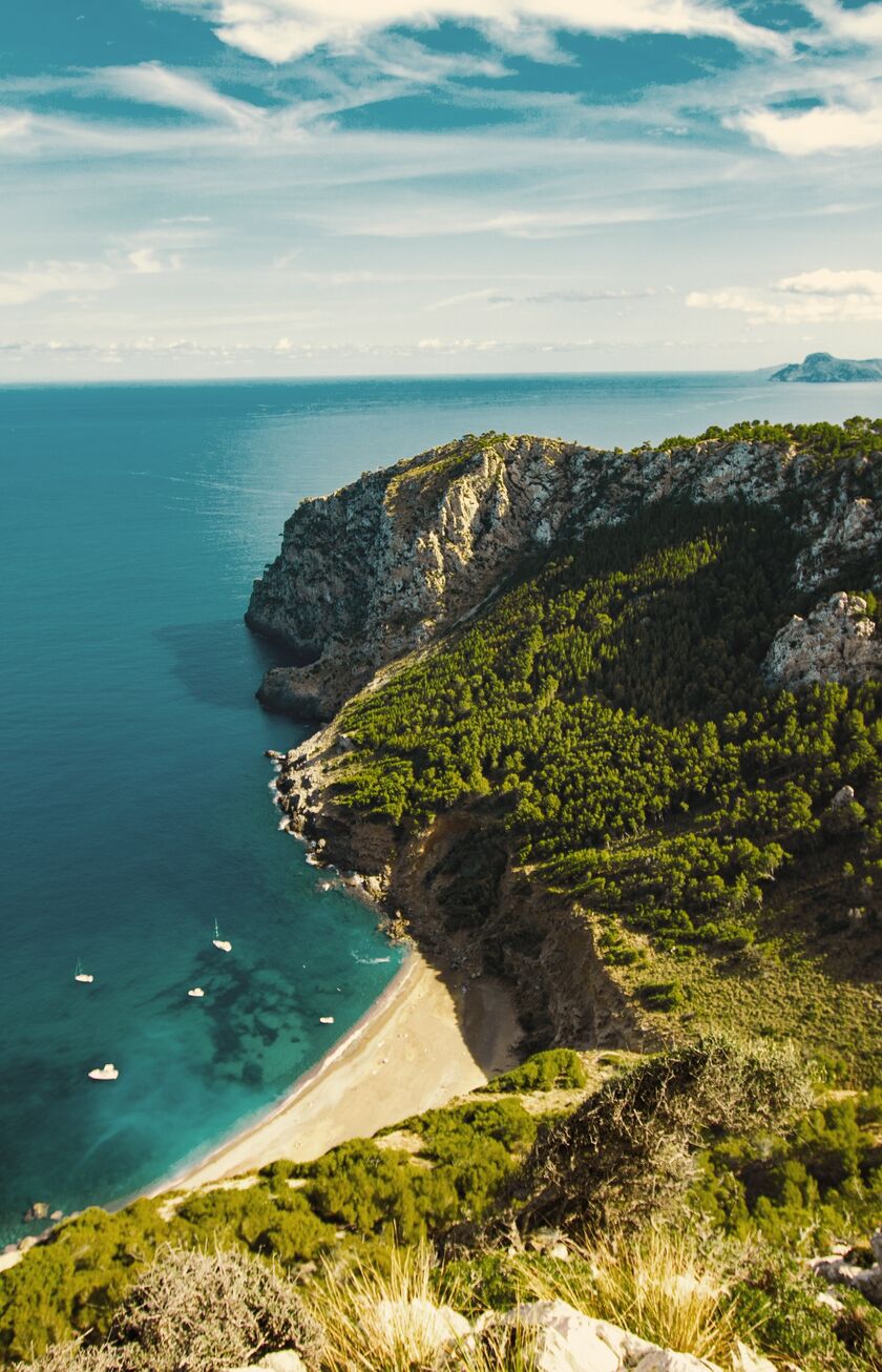 Bucht auf Mallorca mit Segelbooten