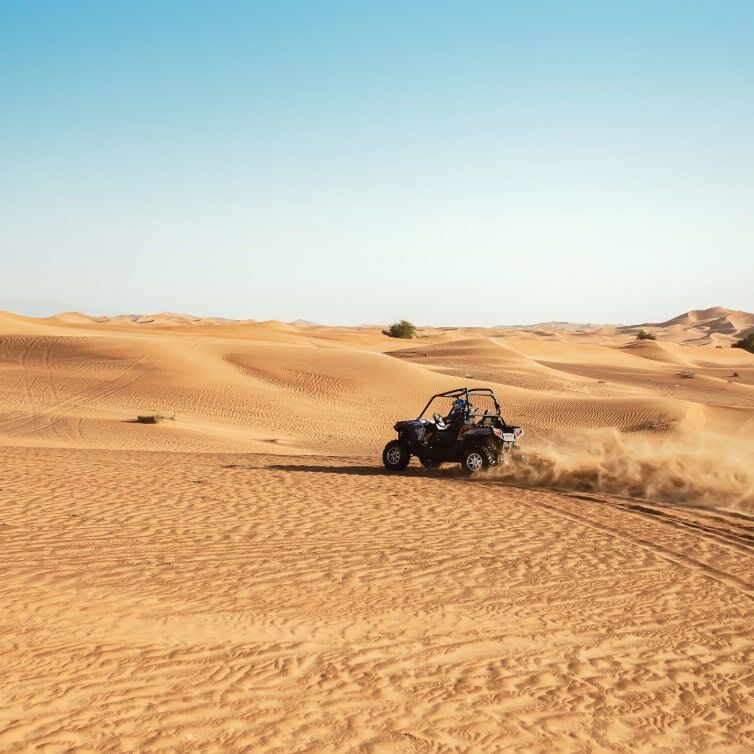 Wüste Dubais mit einem fahrenden Jeep