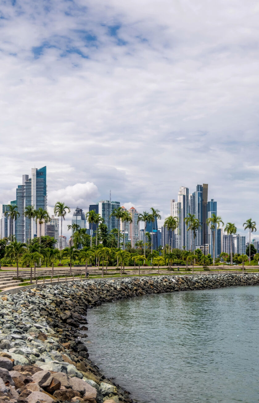 Skyline von Panama City mit modernem Stadtbild und Uferpromenade bei klarem Himmel.