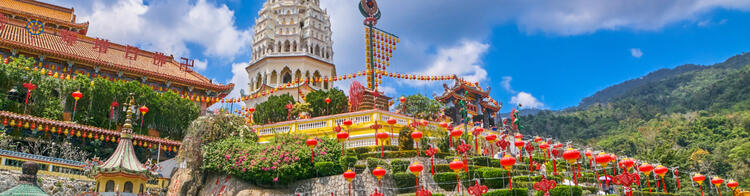 Kek Lok Si Tempel in Penang mit blauem Himmel.