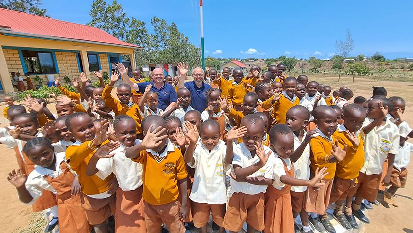 Afrikanische Kindergruppe mit 2 Helfern.