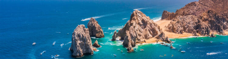 Vista mozzafiato di Los Cabos, Messico, con mare turchese e barche