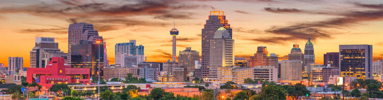 Vista panoramica del tramonto sulla skyline di San Antonio, Texas, con edifici iconici e colori suggestivi del cielo