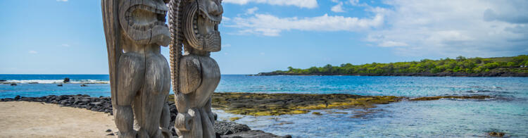 Statue in riva al mare nel Parco storico nazionale di Honaunau a Kailua