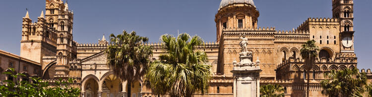 Cattedrale di Palermo con giardini e cielo blu sullo sfondo